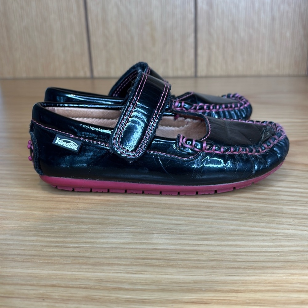 Venettini toddler girls shoe.  Size 25 (8.5).